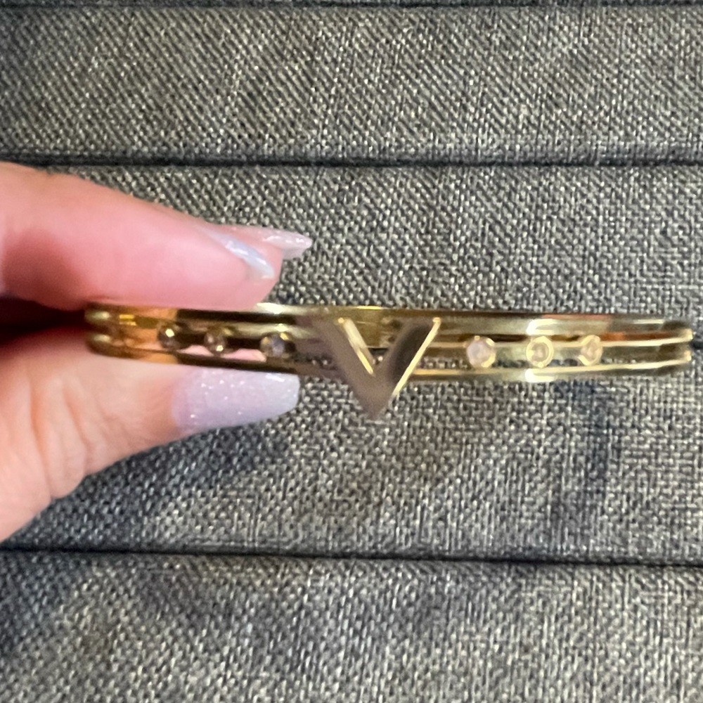 V Bangle-Gold - Picture 3 of 3